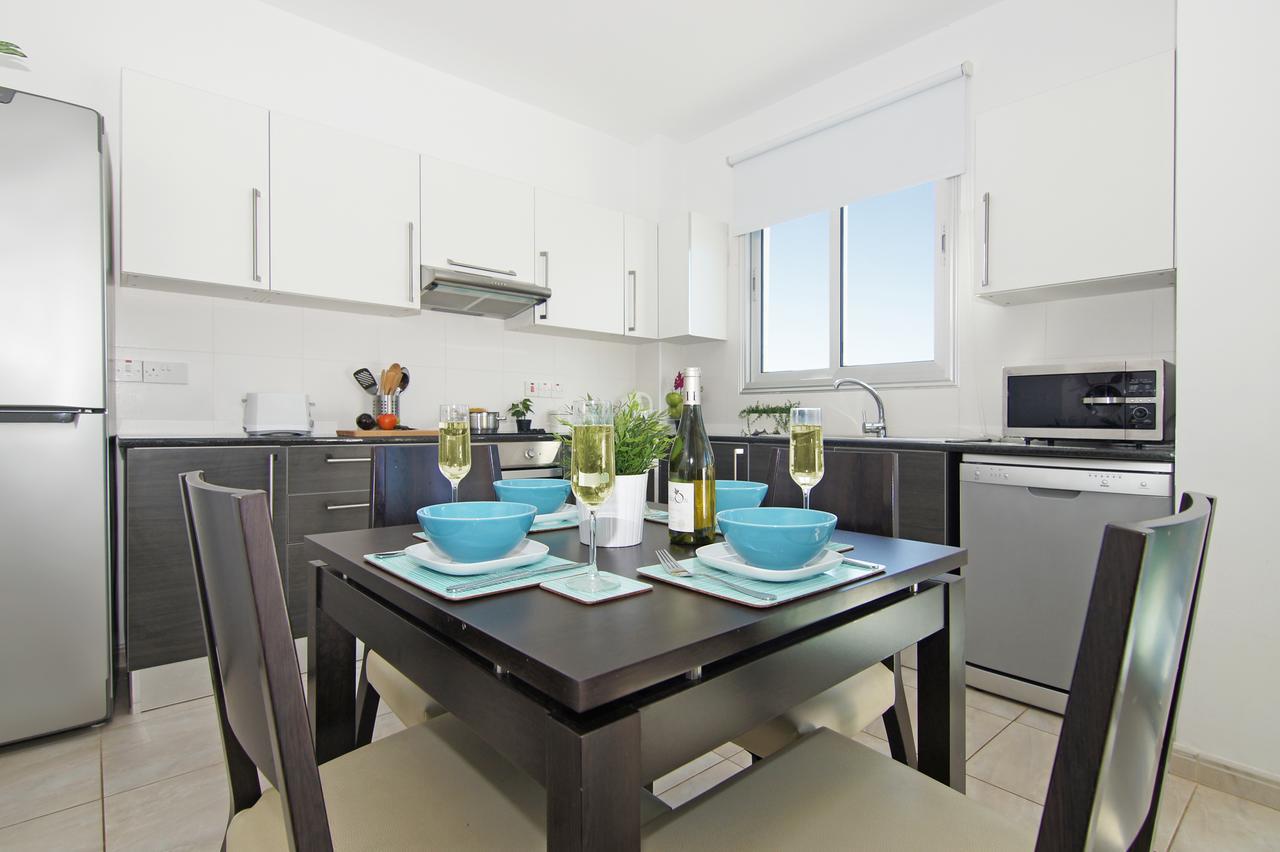 Amber - Coralli Beachfront Apartment プロタラス エクステリア 写真