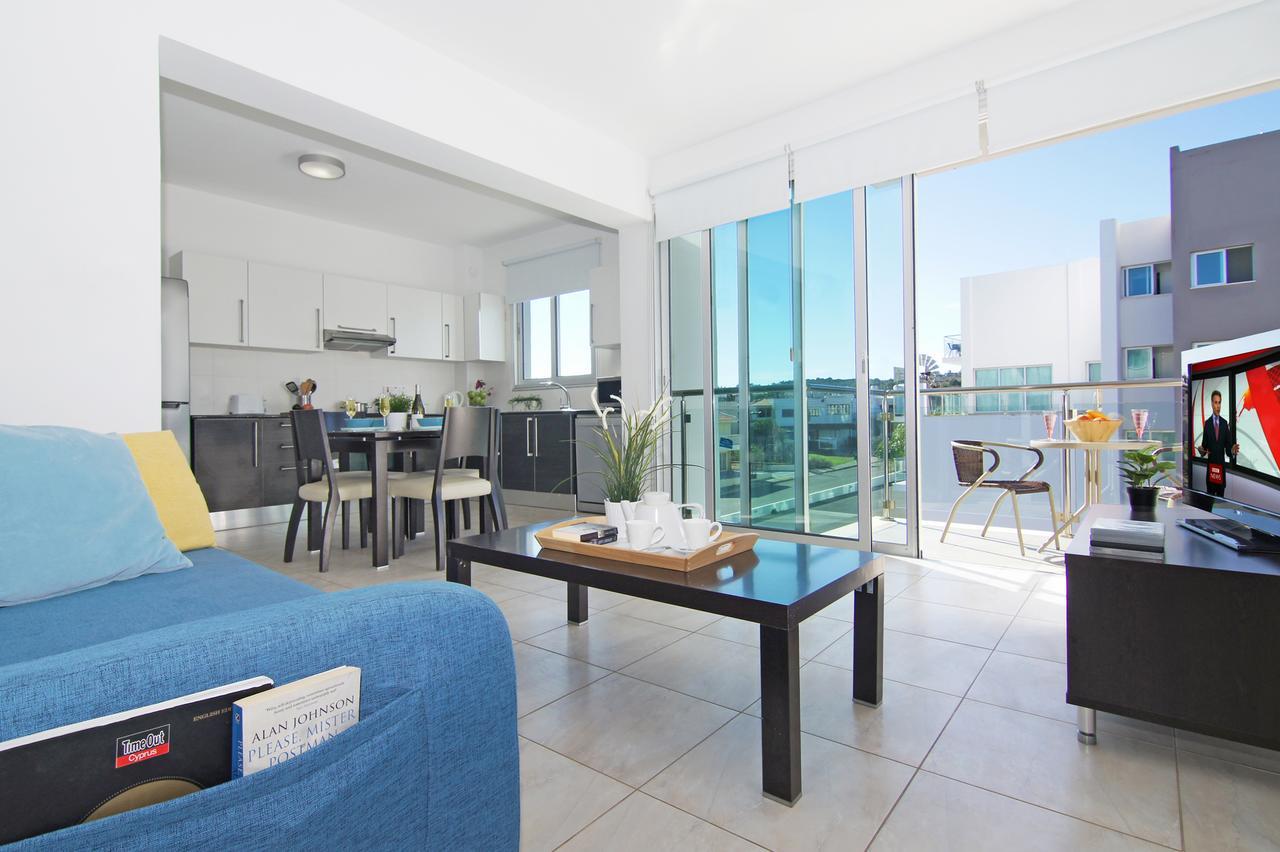 Amber - Coralli Beachfront Apartment プロタラス エクステリア 写真
