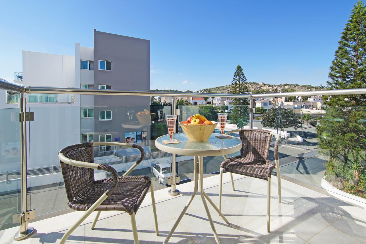 Amber - Coralli Beachfront Apartment プロタラス エクステリア 写真